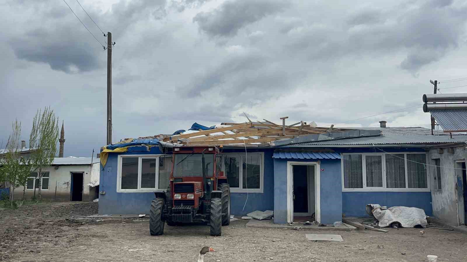 Kars’ta fırtına hayatı olumsuz etkiledi: Çatılar uçtu, güneş panelleri savruldu 4 karsta firtina hayati olumsuz etkiledi catilar uctu gunes panelleri savruldu 0 6U8kRASH