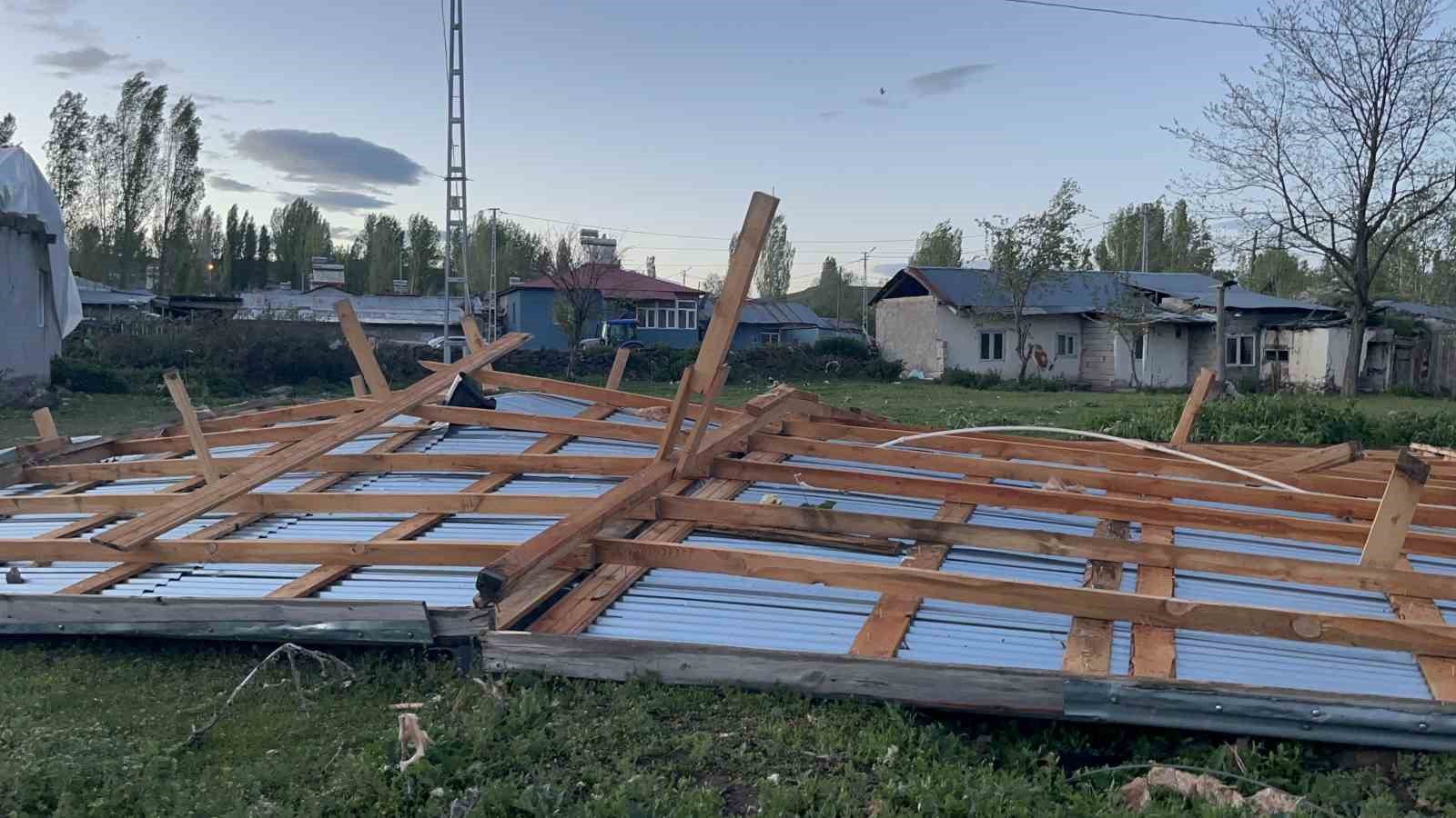 Kars’ta fırtına hayatı olumsuz etkiledi: Çatılar uçtu, güneş panelleri savruldu 5 karsta firtina hayati olumsuz etkiledi catilar uctu gunes panelleri savruldu 1 HM3J7aA1