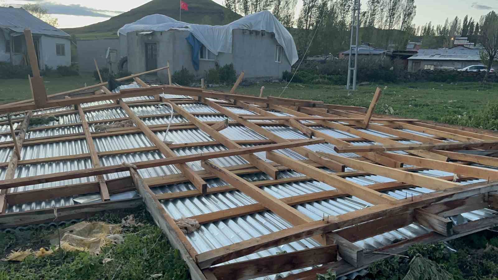 Kars’ta fırtına hayatı olumsuz etkiledi: Çatılar uçtu, güneş panelleri savruldu 6 karsta firtina hayati olumsuz etkiledi catilar uctu gunes panelleri savruldu 2 X94EIfS1