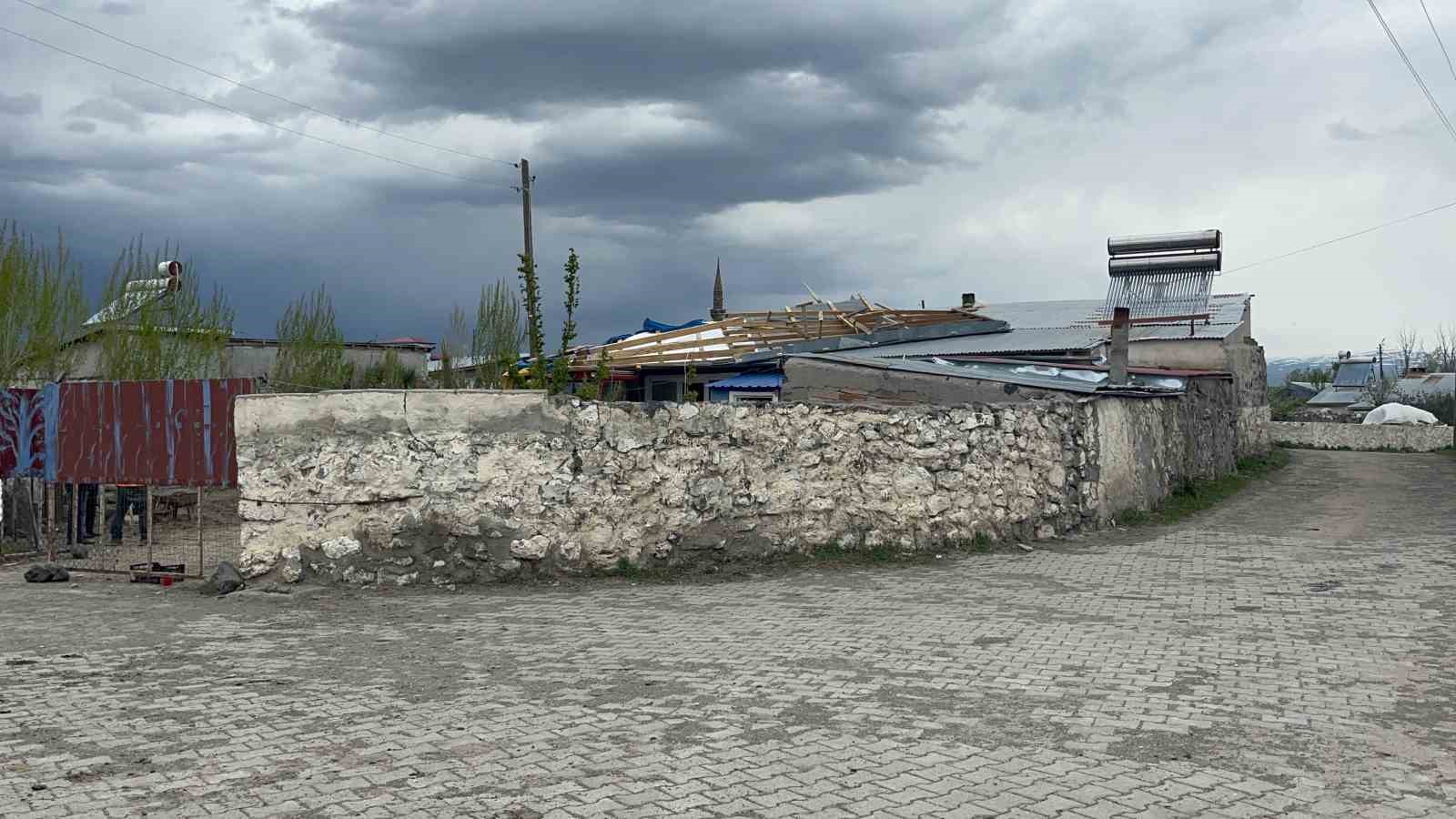 Kars’ta fırtına hayatı olumsuz etkiledi: Çatılar uçtu, güneş panelleri savruldu 7 karsta firtina hayati olumsuz etkiledi catilar uctu gunes panelleri savruldu 3 eDbpDP3p