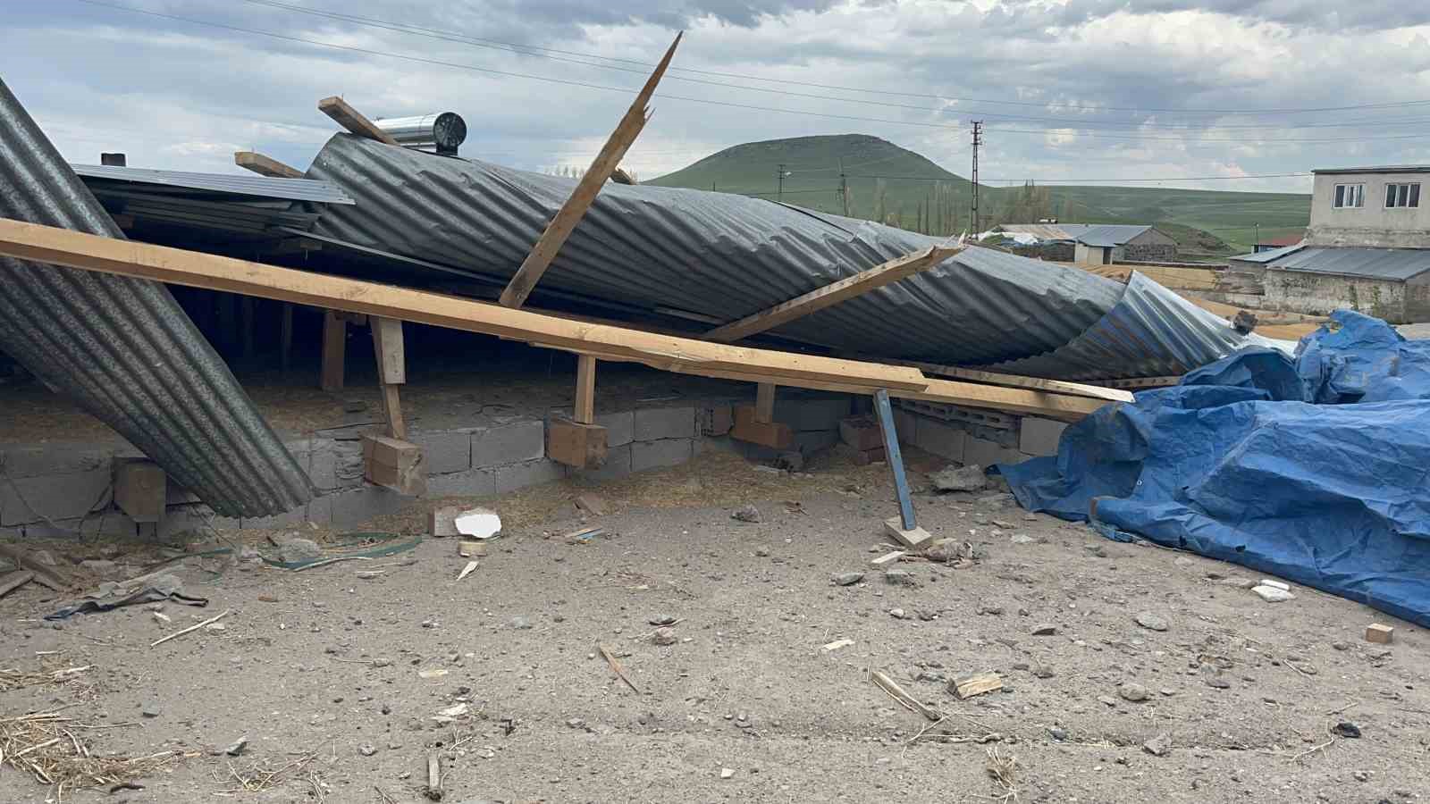 Kars’ta fırtına hayatı olumsuz etkiledi: Çatılar uçtu, güneş panelleri savruldu 8 karsta firtina hayati olumsuz etkiledi catilar uctu gunes panelleri savruldu 4 kThic3qP