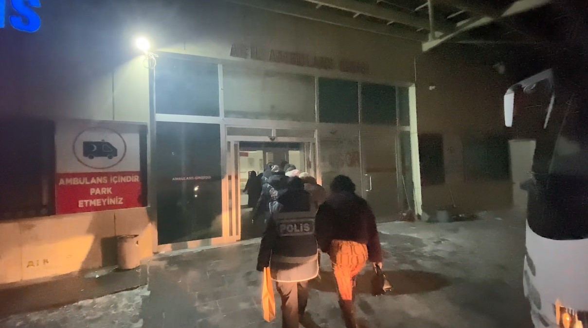 Kars’ta fuhuş operasyonu: 20 gözaltı, fuhuşa sürüklenen 21 kadın kurtarıldı 6 karsta fuhus operasyonu 20 gozalti fuhusa suruklenen 21 kadin kurtarildi 2 Pwi35UbR