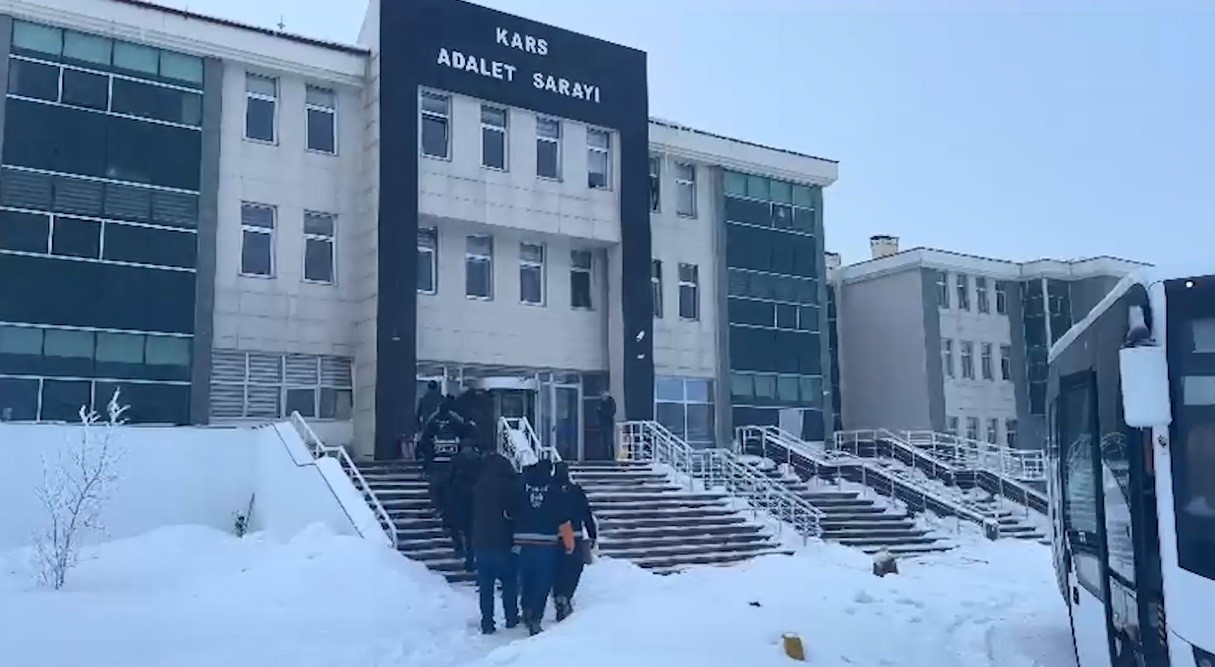 Kars’ta fuhuş operasyonu: 20 gözaltı, fuhuşa sürüklenen 21 kadın kurtarıldı 7 karsta fuhus operasyonu 20 gozalti fuhusa suruklenen 21 kadin kurtarildi 3 WfdaW5Ii