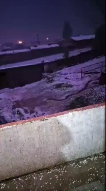 Kars’ta gece yarısı dolu kabusu: Vatandaşlar panikle kameraya sarıldı 5 karsta gece yarisi dolu kabusu vatandaslar panikle kameraya sarildi 1 2bz95QlM