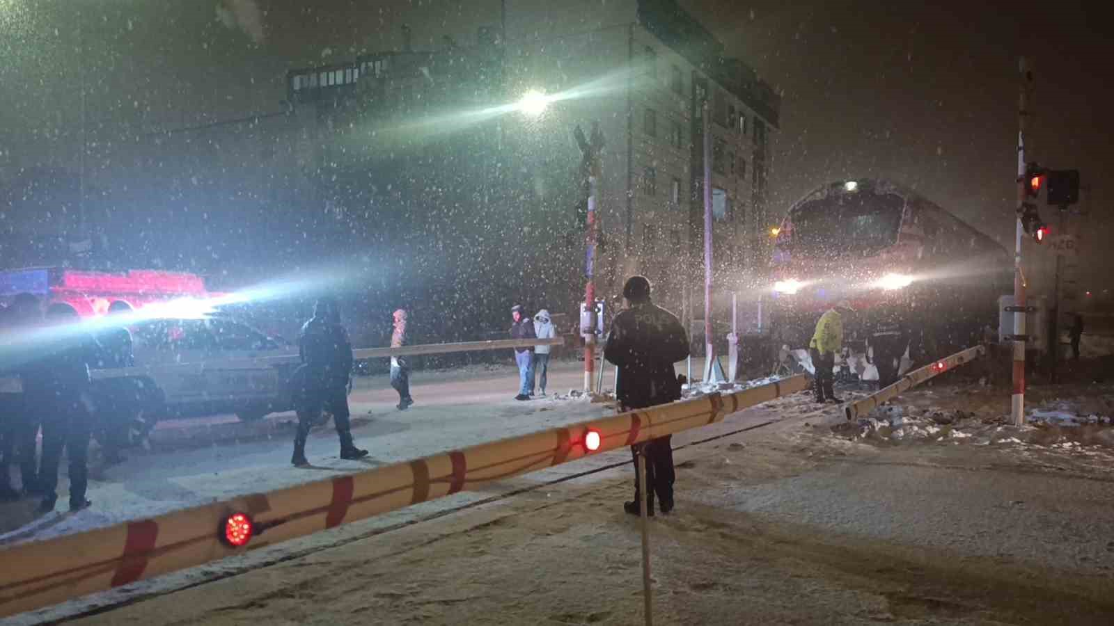 karsta hemzemin gecitte lokomotifin carptigi cocuk yaralandi 3 52AEclF4