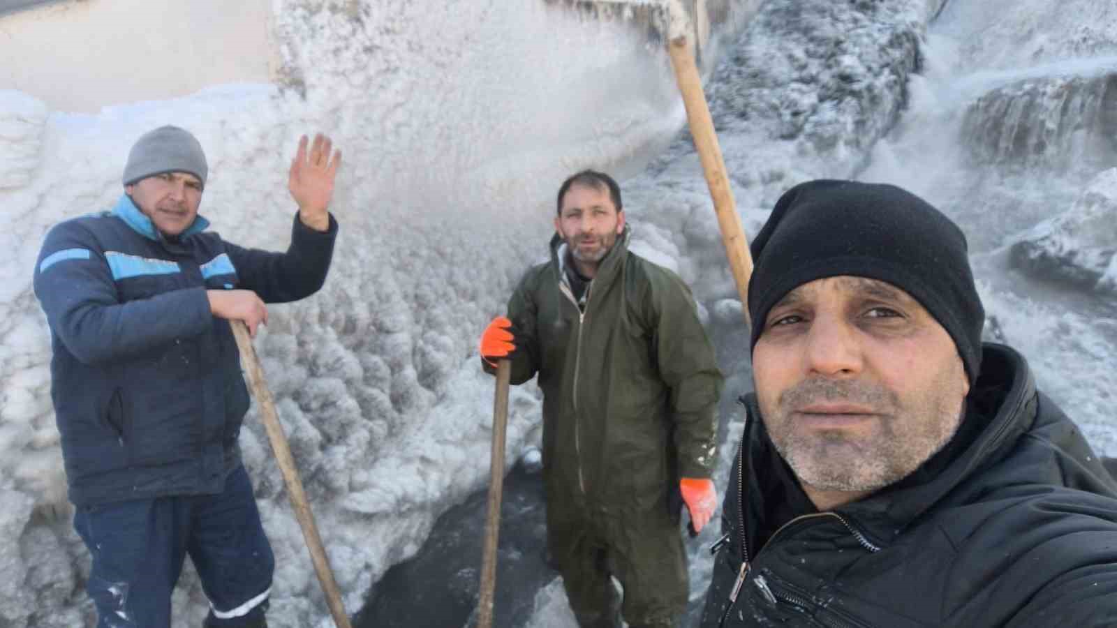 karsta hes calisanlarinin eksi 30 derece sogukta buz kirma mesaisi 1 1bGHZrBO