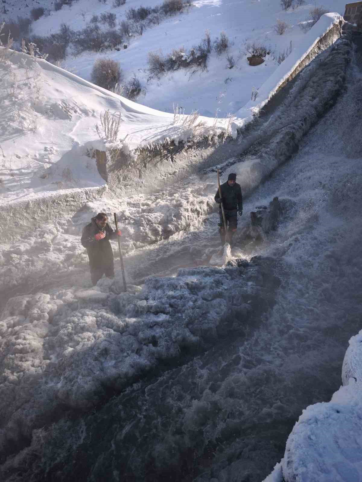 karsta hes calisanlarinin eksi 30 derece sogukta buz kirma mesaisi 2 ELHR2rz7