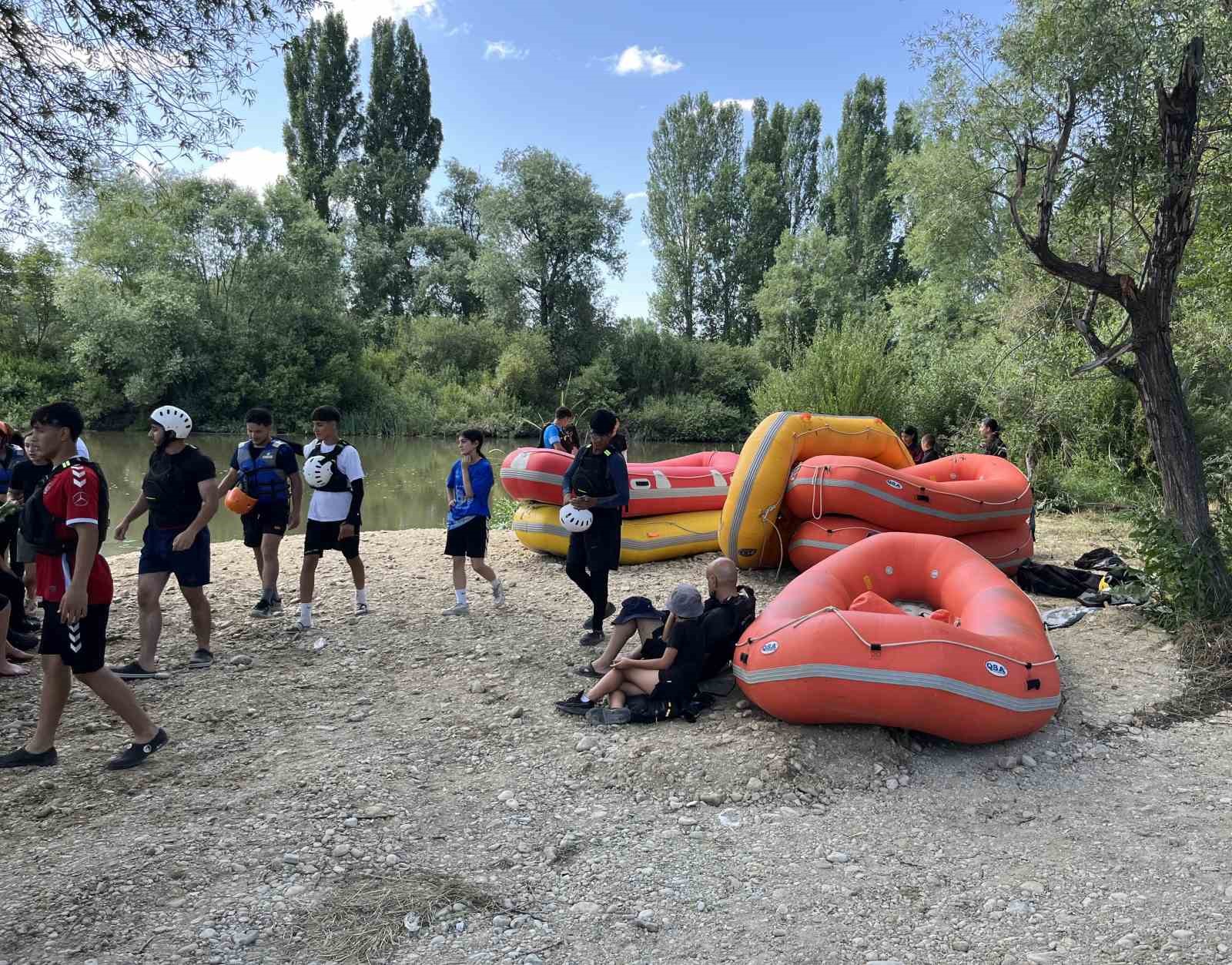 karsta ilk kez rafting heyecani temel egitim kampi basladi 2 KgYj3iS4