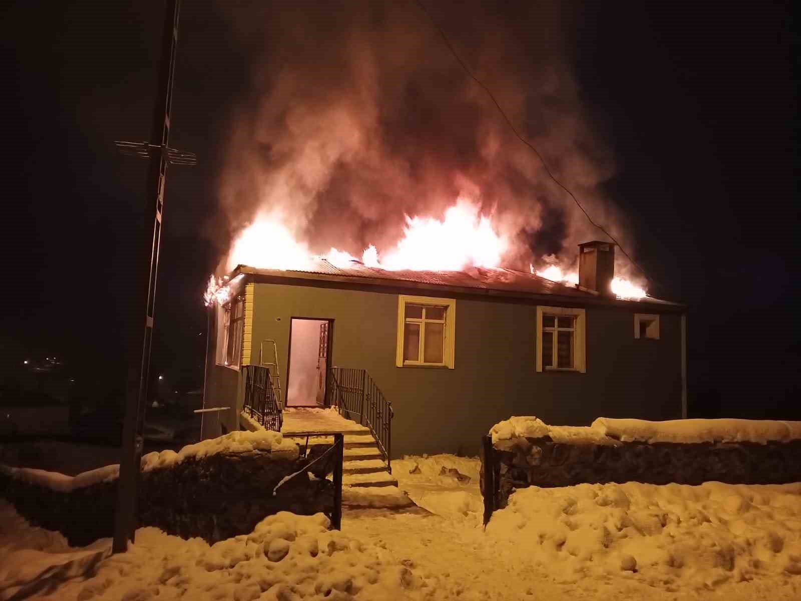 Kars’ta imam evi alev alev yandı 4 karsta imam evi alev alev yandi 0 ITuqrPJM