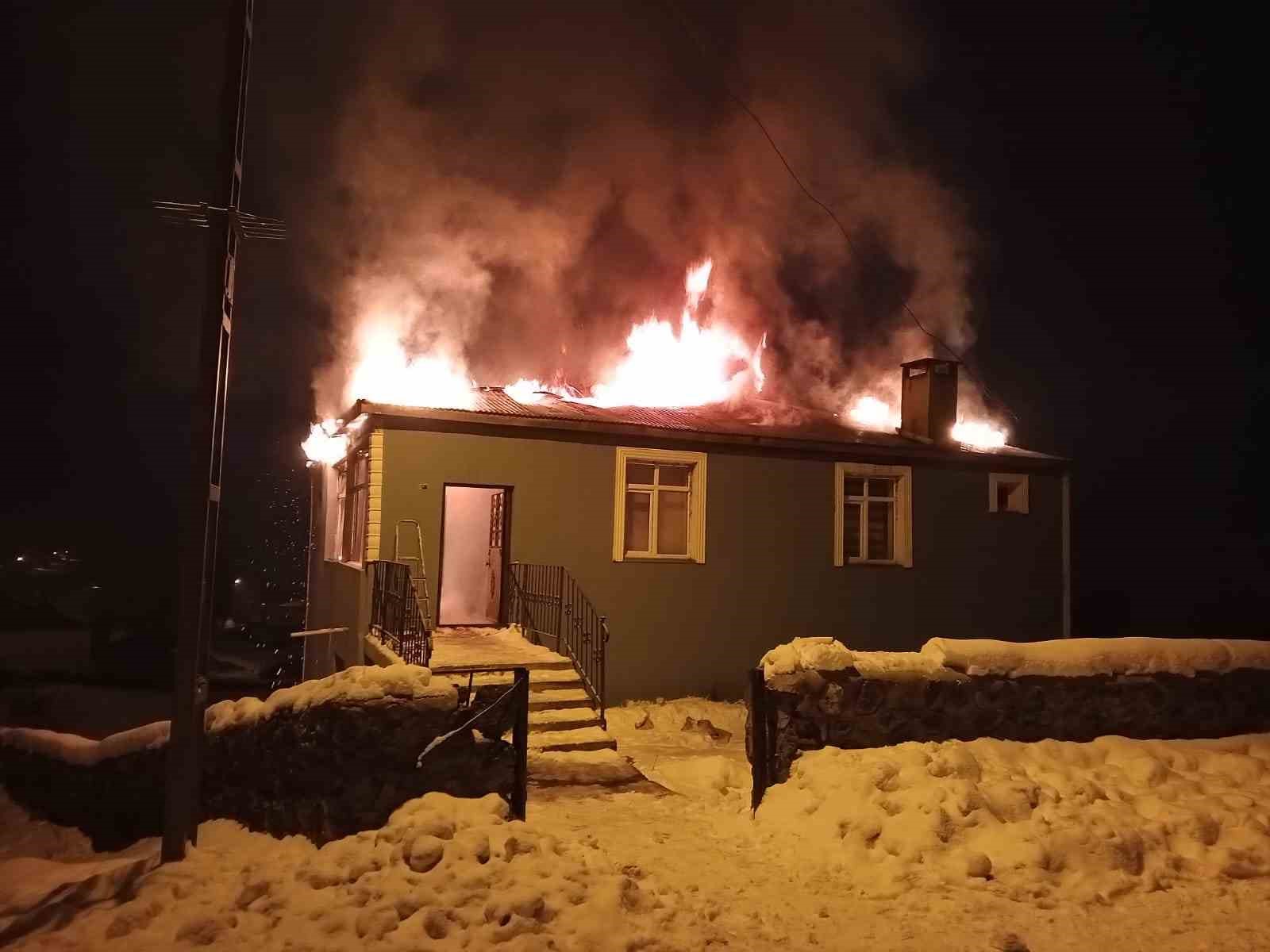 Kars’ta imam evi alev alev yandı 6 karsta imam evi alev alev yandi 2 FtPc8hHC