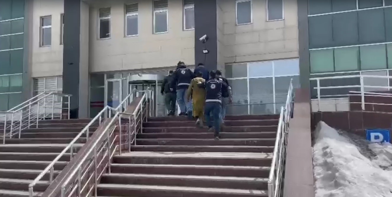 karsta kamyonet kasasindan 12 kacak gocmen cikti 4 organizator tutuklandi 1 LUFMqvGR