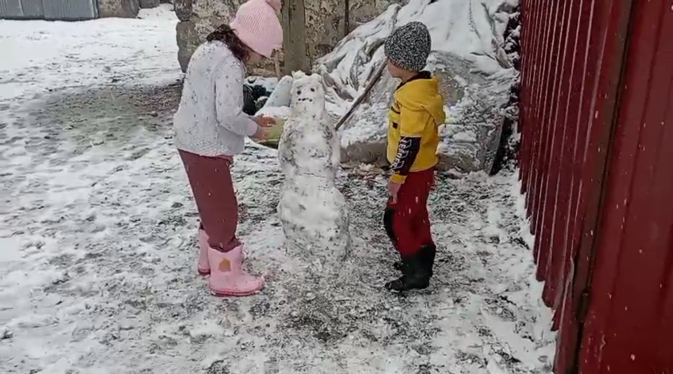 karsta kar coskusu cocuklar kardan adam yapti kizak kaydi 5