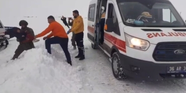 karsta-kar-esareti-hasta-cocuklar-icin-mehmetcik-ve-ekipler-seferber-oldu-UacHQ7ax.jpg