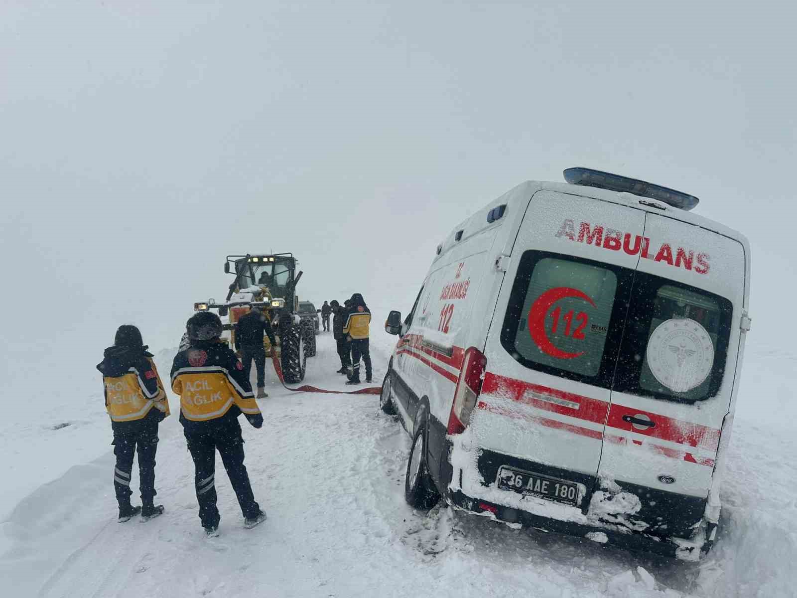 karsta kar esareti karda mahsur kalan ambulanslarin imdadina ozel idare yetisti 0 asLF3dim