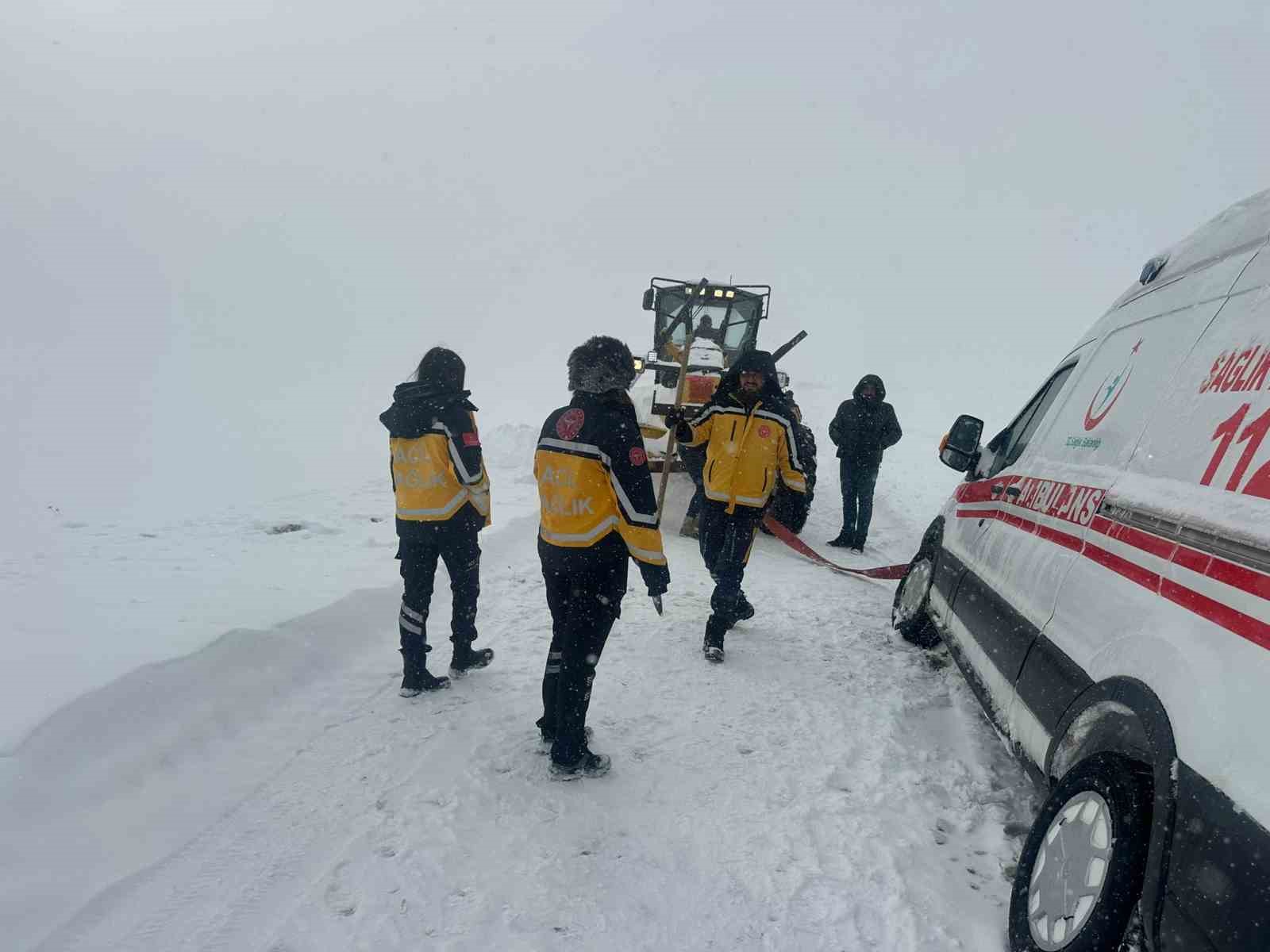 karsta kar esareti karda mahsur kalan ambulanslarin imdadina ozel idare yetisti 1 KsMDQ62C