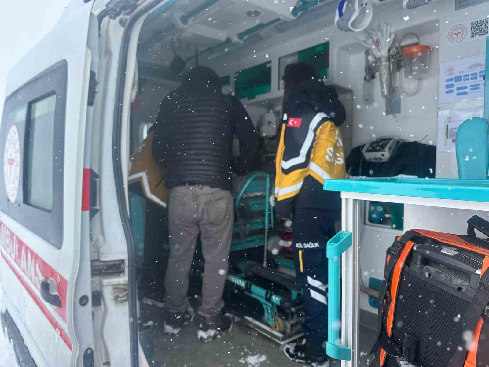 karsta kar esareti karda mahsur kalan ambulanslarin imdadina ozel idare yetisti 3 nmItIsaa