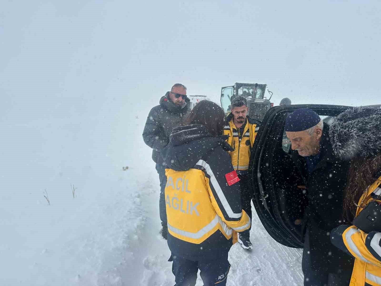karsta kar esareti karda mahsur kalan ambulanslarin imdadina ozel idare yetisti 4 XZNnZOsX