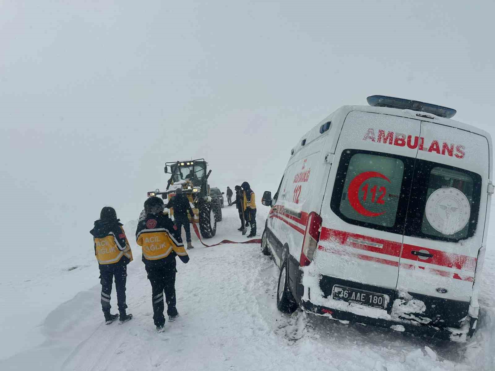 karsta kar esareti karda mahsur kalan ambulanslarin imdadina ozel idare yetisti 5 FFp2My2L