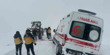 karsta-kar-esareti-karda-mahsur-kalan-ambulanslarin-imdadina-ozel-idare-yetisti-jHlgle4M.jpg