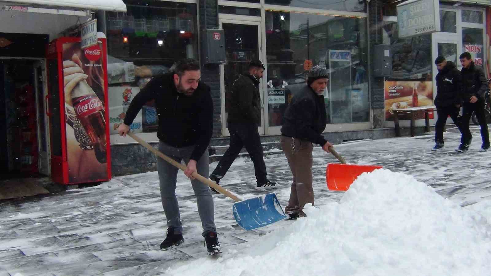 karsta kar ve tipi gecit vermiyor 52 koy yolu ulasima kapandi 1 2yGrug4y