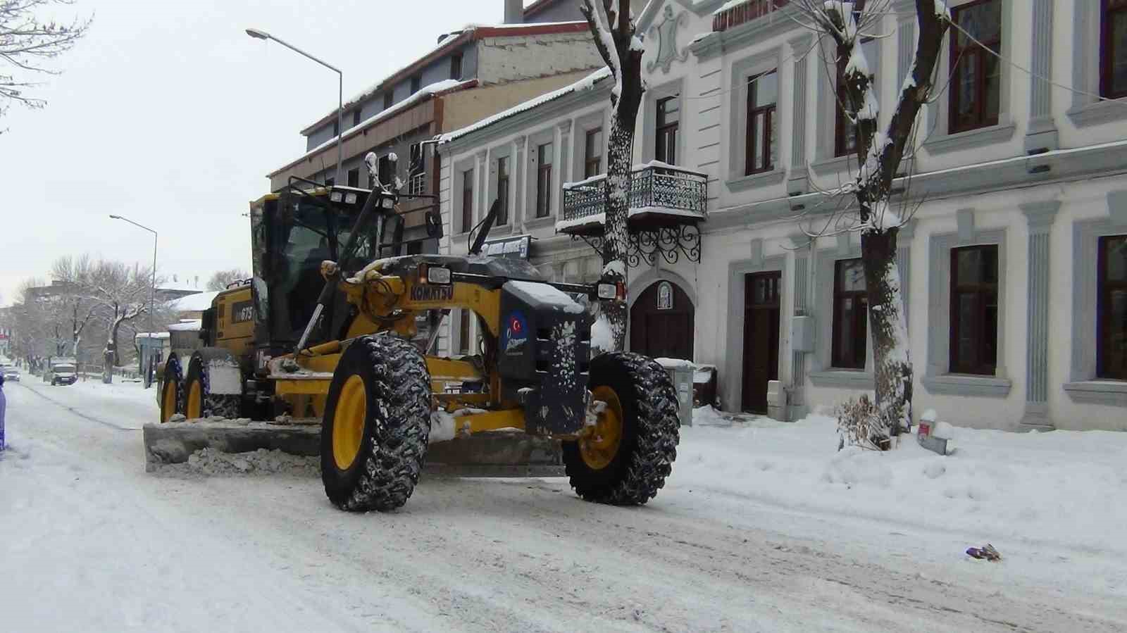 karsta kar ve tipi gecit vermiyor 52 koy yolu ulasima kapandi 4 KRzvgn6R