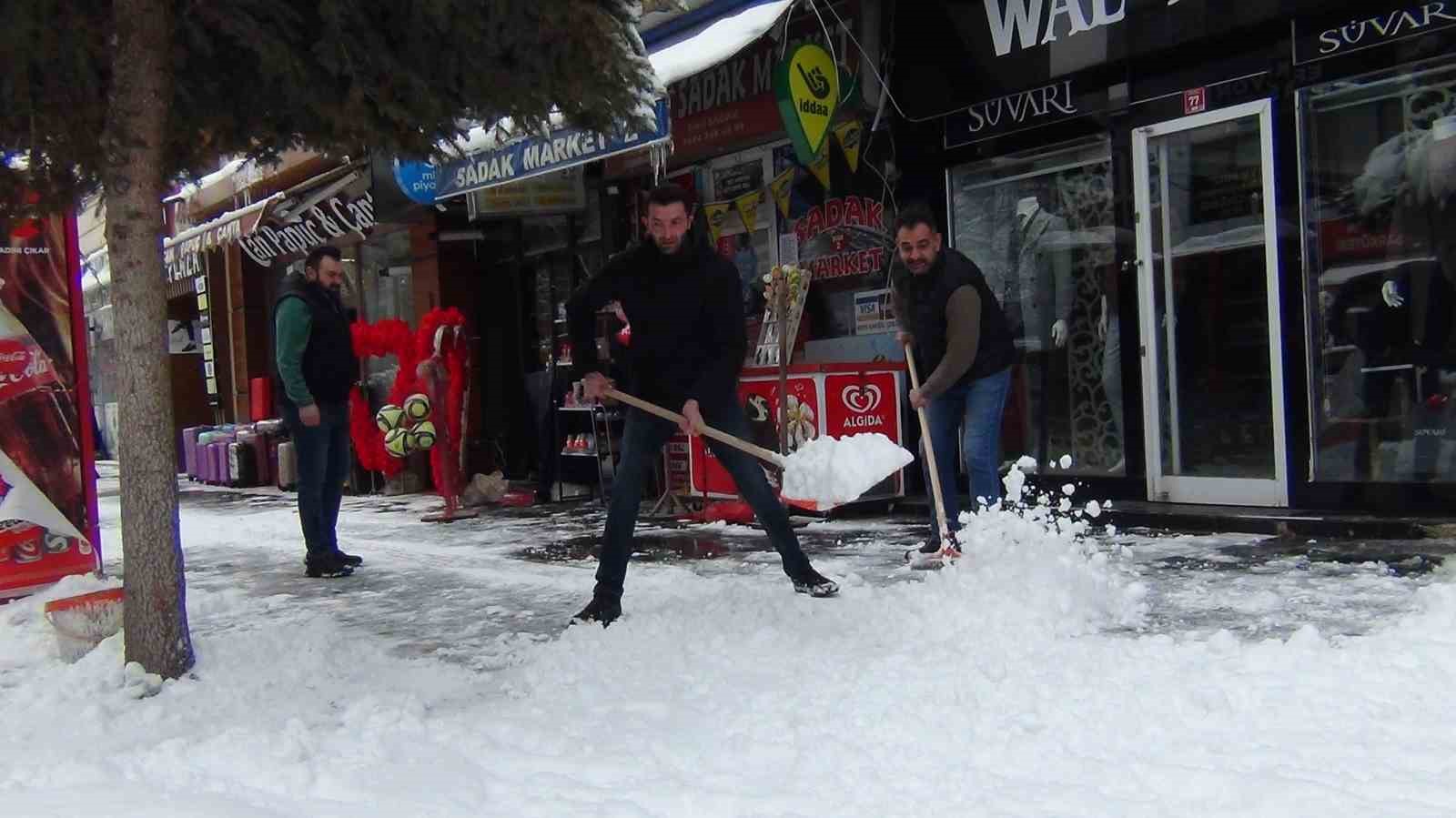 karsta kar ve tipi gecit vermiyor 52 koy yolu ulasima kapandi 6 scOg5aIs