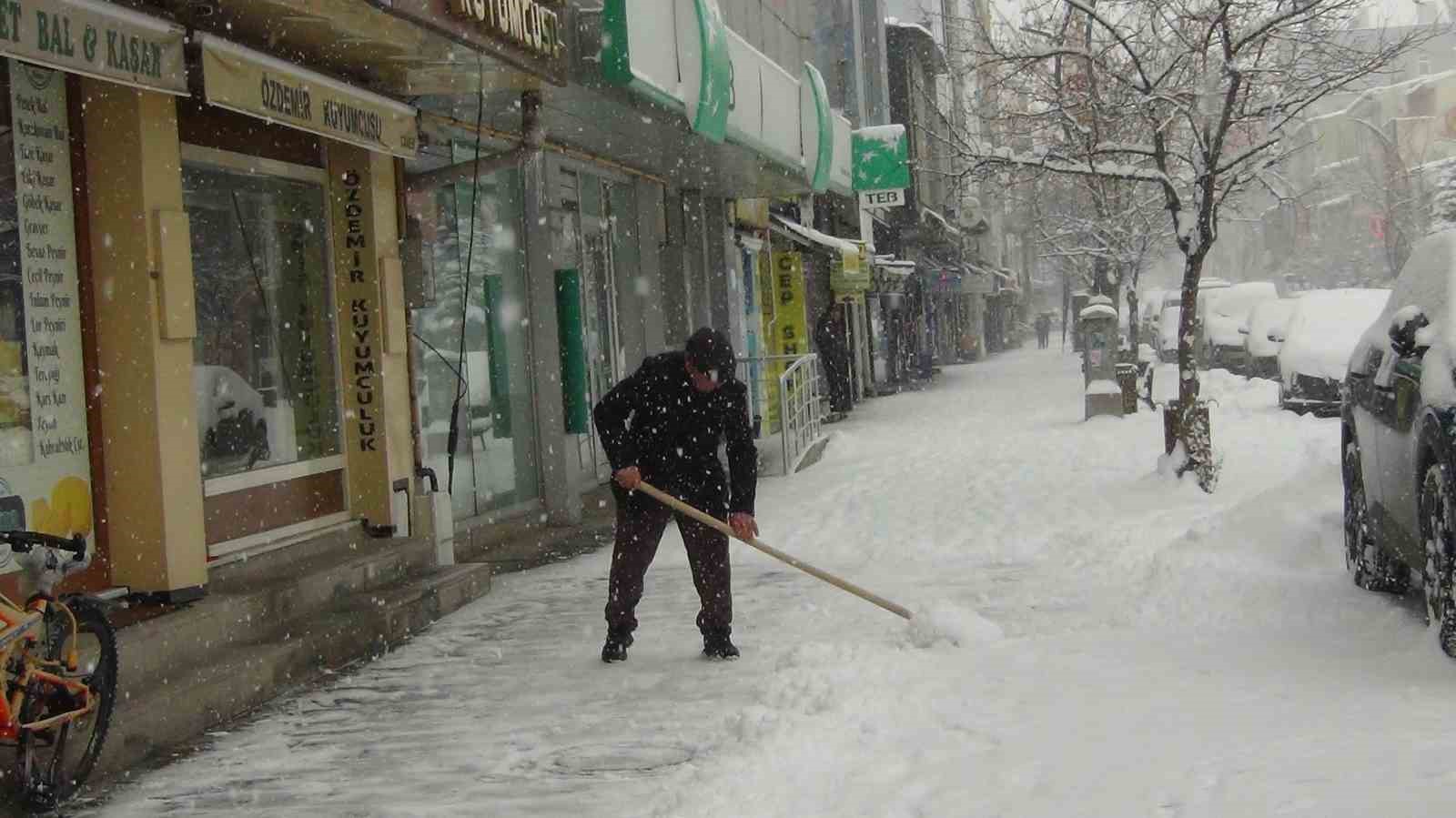 karsta kar ve tipi gecit vermiyor 52 koy yolu ulasima kapandi 9 LNrhXr88