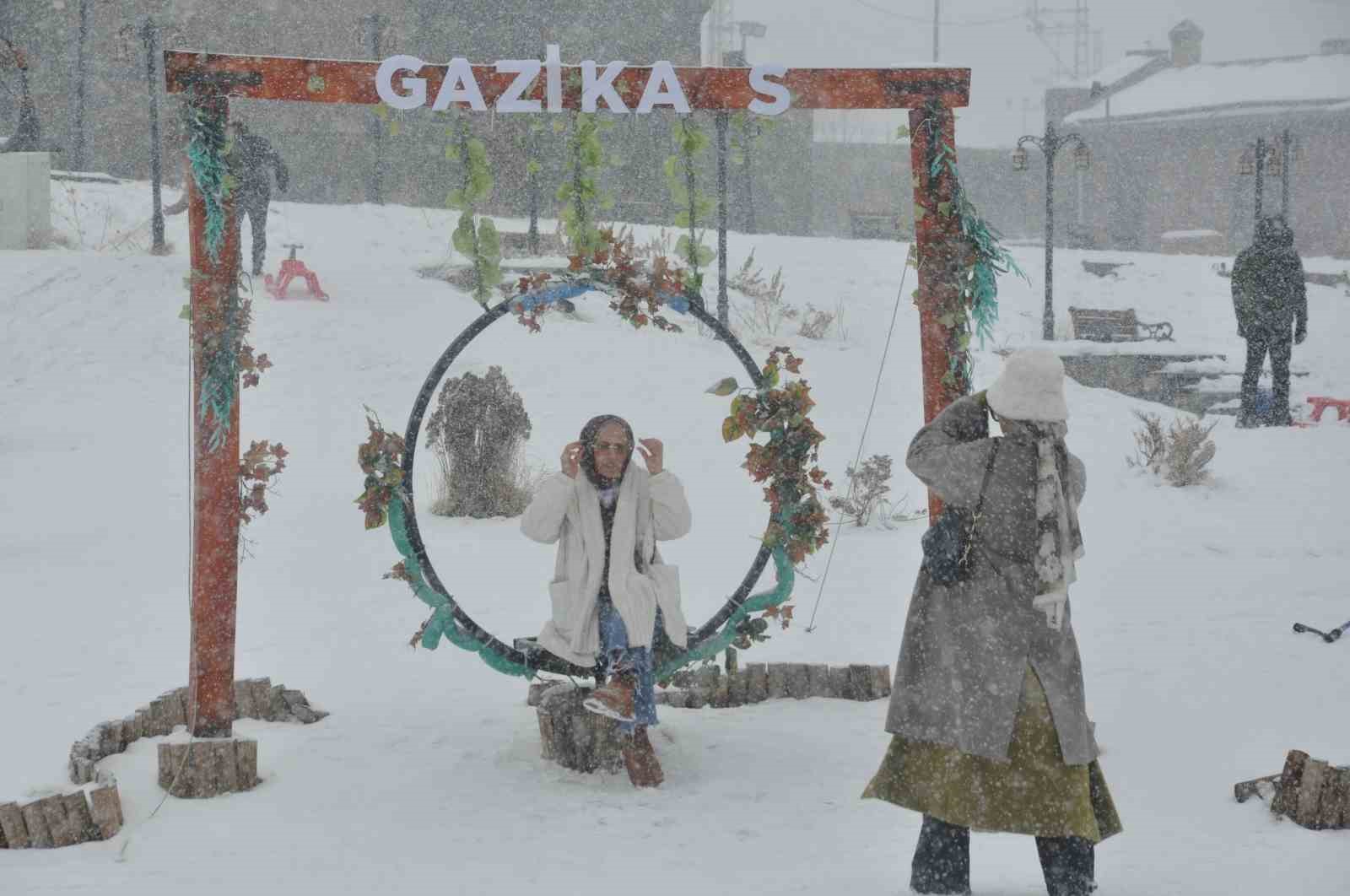 karsta kar yagisi eglenceye donustu 0 h93tAg16