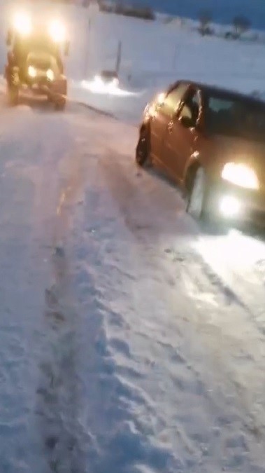 karsta kara saplanan araclar vatandaslar tarafindan kurtarildi 0 FrBSKevN