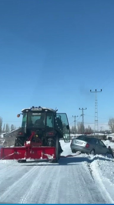 karsta kara saplanan araclar vatandaslar tarafindan kurtarildi 1 Z5eyatiV
