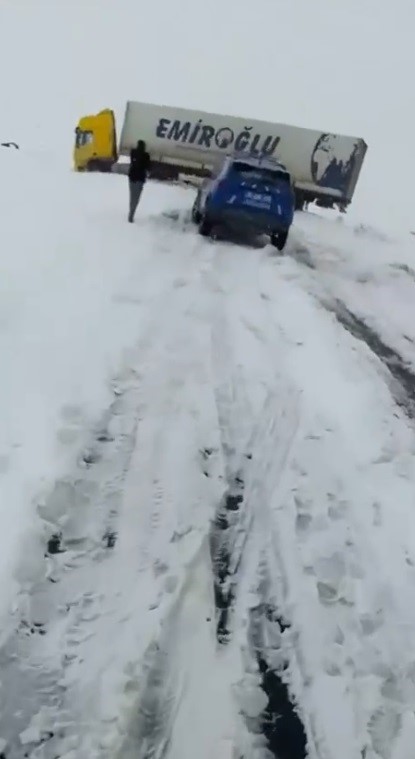 karsta kayan tir kara yolunu ulasima kapatti 0 dUn2TMst