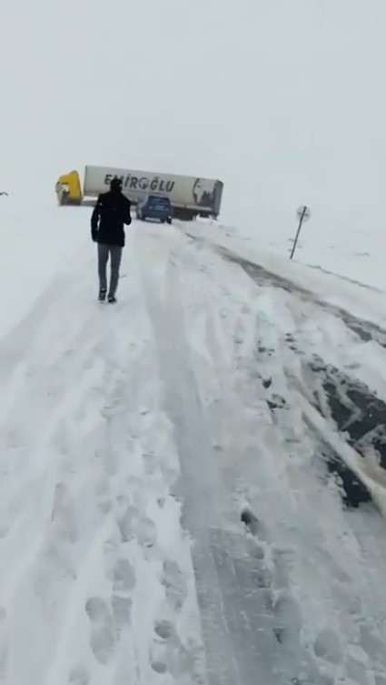 karsta kayan tir kara yolunu ulasima kapatti 1 2aPlftGj