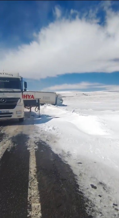 Kars’ta kayan tır yolu kapattı 4 karsta kayan tir yolu kapatti 0 vefOVc6D