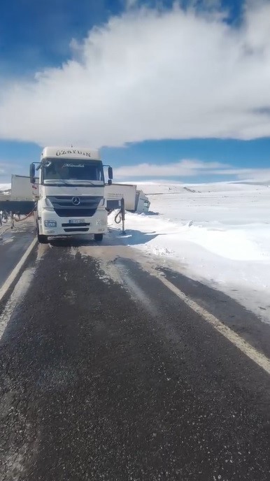 Kars’ta kayan tır yolu kapattı 5 karsta kayan tir yolu kapatti 1 7XvEgJ9l