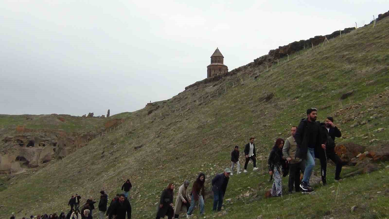 Kars’ta kırk kapılı şehir Ani’ye yoğun ilgi: 4 ayda 50 bin ziyaretçi 4 karsta kirk kapili sehir aniye yogun ilgi 4 ayda 50 bin ziyaretci 0 M8a3kJg4