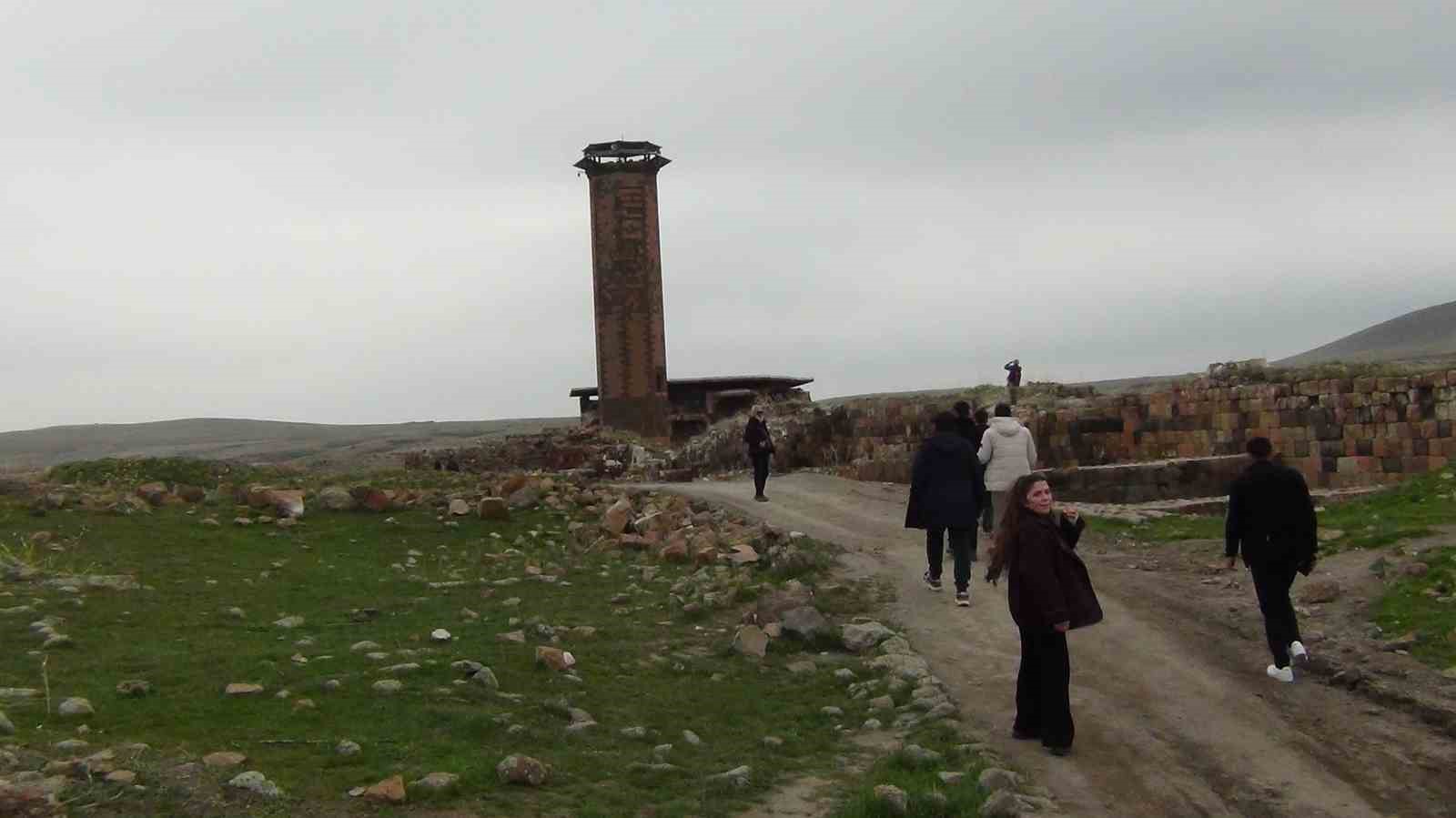 Kars’ta kırk kapılı şehir Ani’ye yoğun ilgi: 4 ayda 50 bin ziyaretçi 5 karsta kirk kapili sehir aniye yogun ilgi 4 ayda 50 bin ziyaretci 1 HYZklbS5