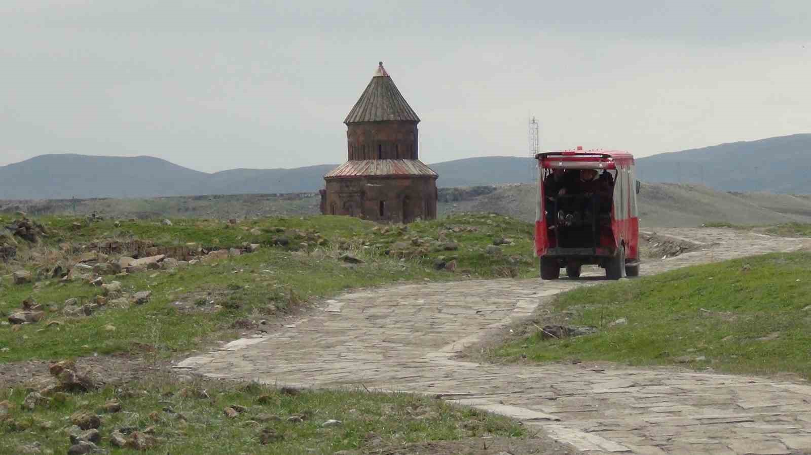 Kars’ta kırk kapılı şehir Ani’ye yoğun ilgi: 4 ayda 50 bin ziyaretçi 8 karsta kirk kapili sehir aniye yogun ilgi 4 ayda 50 bin ziyaretci 4 2nLHBKsD
