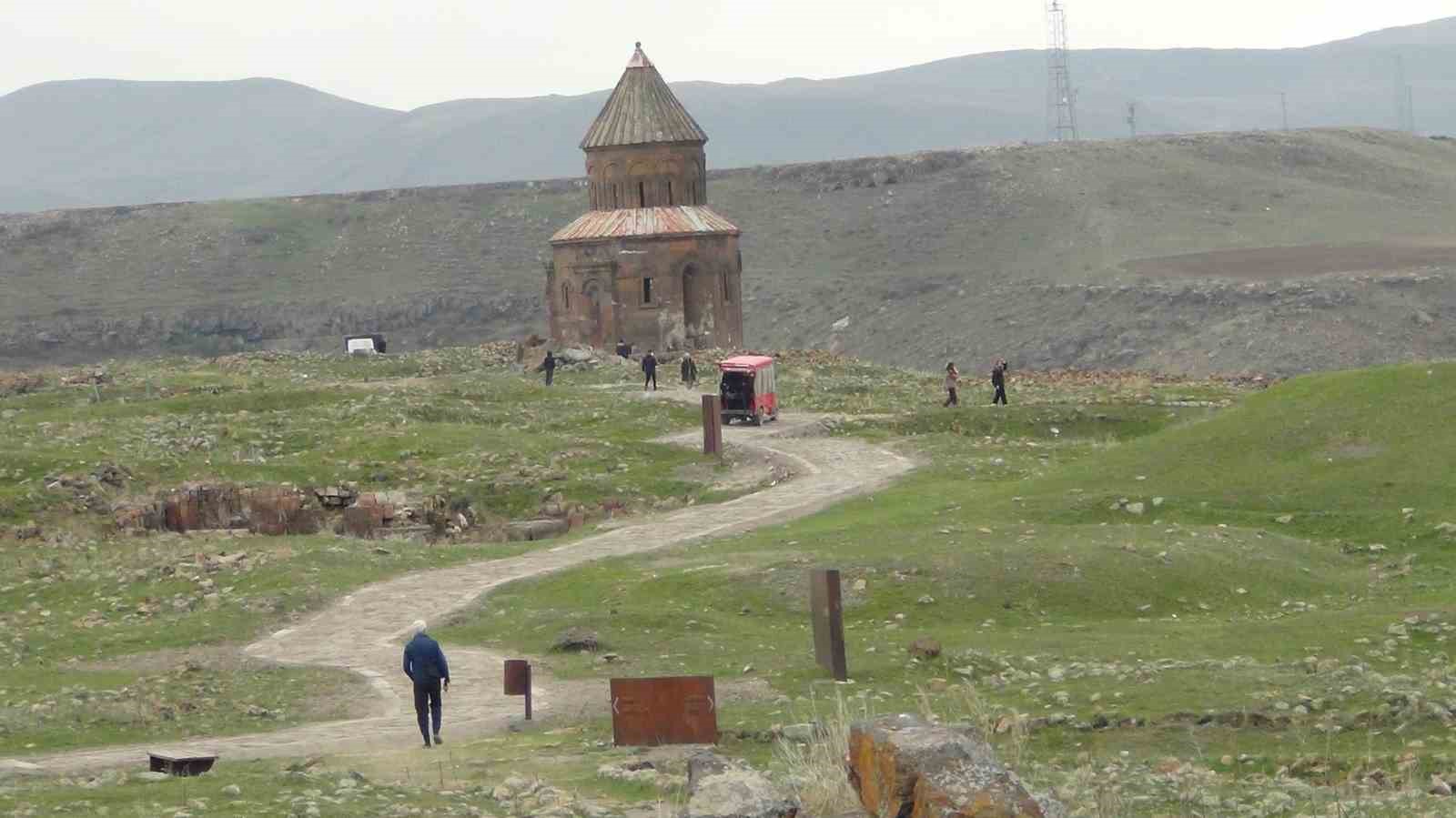 Kars’ta kırk kapılı şehir Ani’ye yoğun ilgi: 4 ayda 50 bin ziyaretçi 9 karsta kirk kapili sehir aniye yogun ilgi 4 ayda 50 bin ziyaretci 5 c9CCRzz9