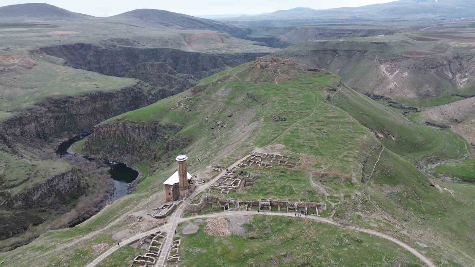 Kars’ta kırk kapılı şehir Ani’ye yoğun ilgi: 4 ayda 50 bin ziyaretçi 10 karsta kirk kapili sehir aniye yogun ilgi 4 ayda 50 bin ziyaretci 6