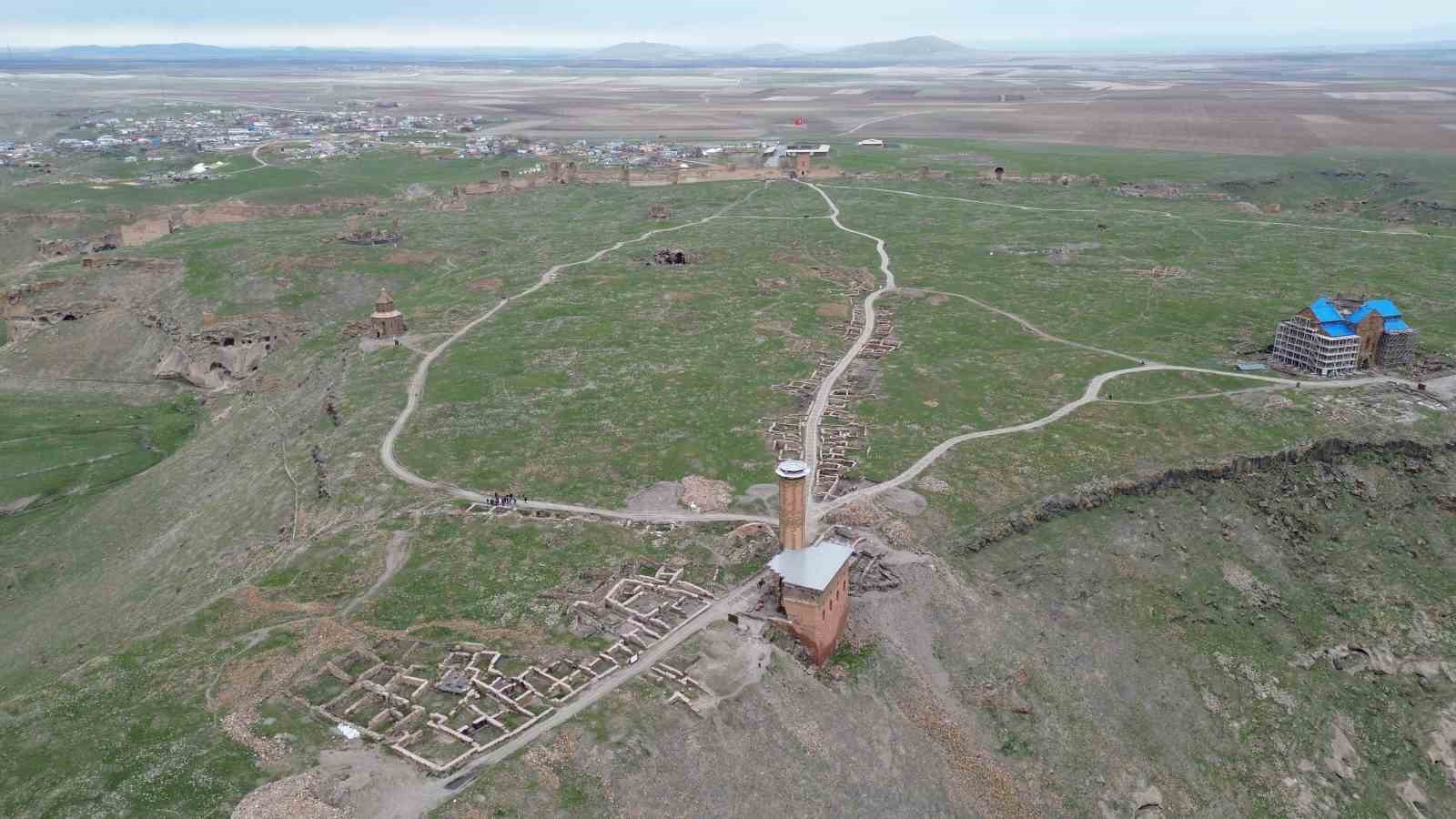 Kars’ta kırk kapılı şehir Ani’ye yoğun ilgi: 4 ayda 50 bin ziyaretçi 11 karsta kirk kapili sehir aniye yogun ilgi 4 ayda 50 bin ziyaretci 7 hcZK4UOe