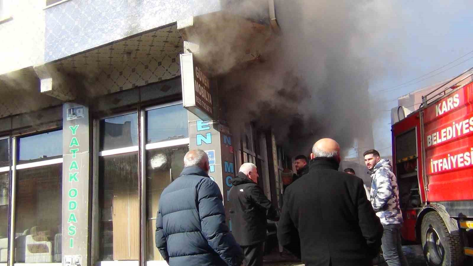 karsta korkutan yangin mobilya deposu alevlere teslim oldu 5 NcQreRCR
