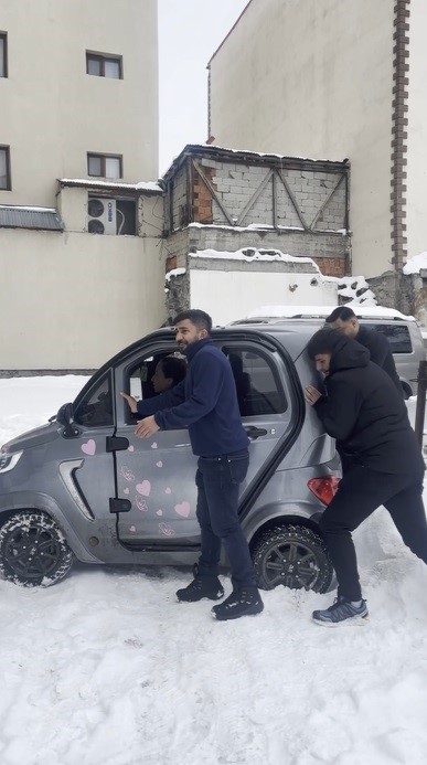 karsta kucuk otomobil kara saplandi vatandaslar ite kaka kurtardi o anlar viral oldu 1 t9Daei6t