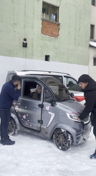 karsta kucuk otomobil kara saplandi vatandaslar ite kaka kurtardi o anlar viral oldu 2 AstLSOfp