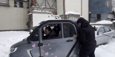 karsta-kucuk-otomobil-kara-saplandi-vatandaslar-ite-kaka-kurtardi-o-anlar-viral-oldu-HaLuWOwW.jpg