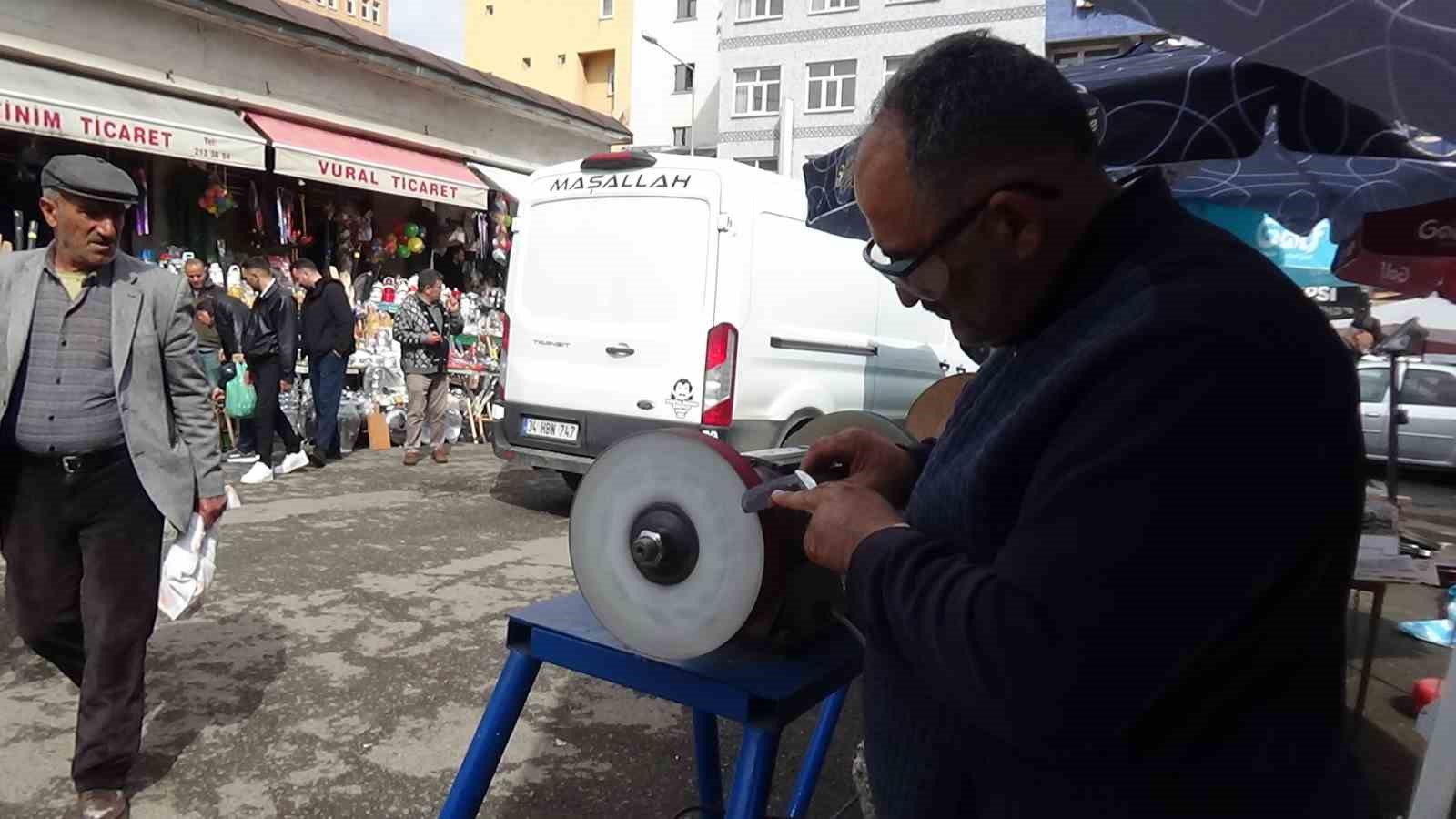karsta kurban bayrami oncesi bicakcilarda yogun mesai bicaklar kurbanlar icin bileniyor 1 ZhmGUsNT
