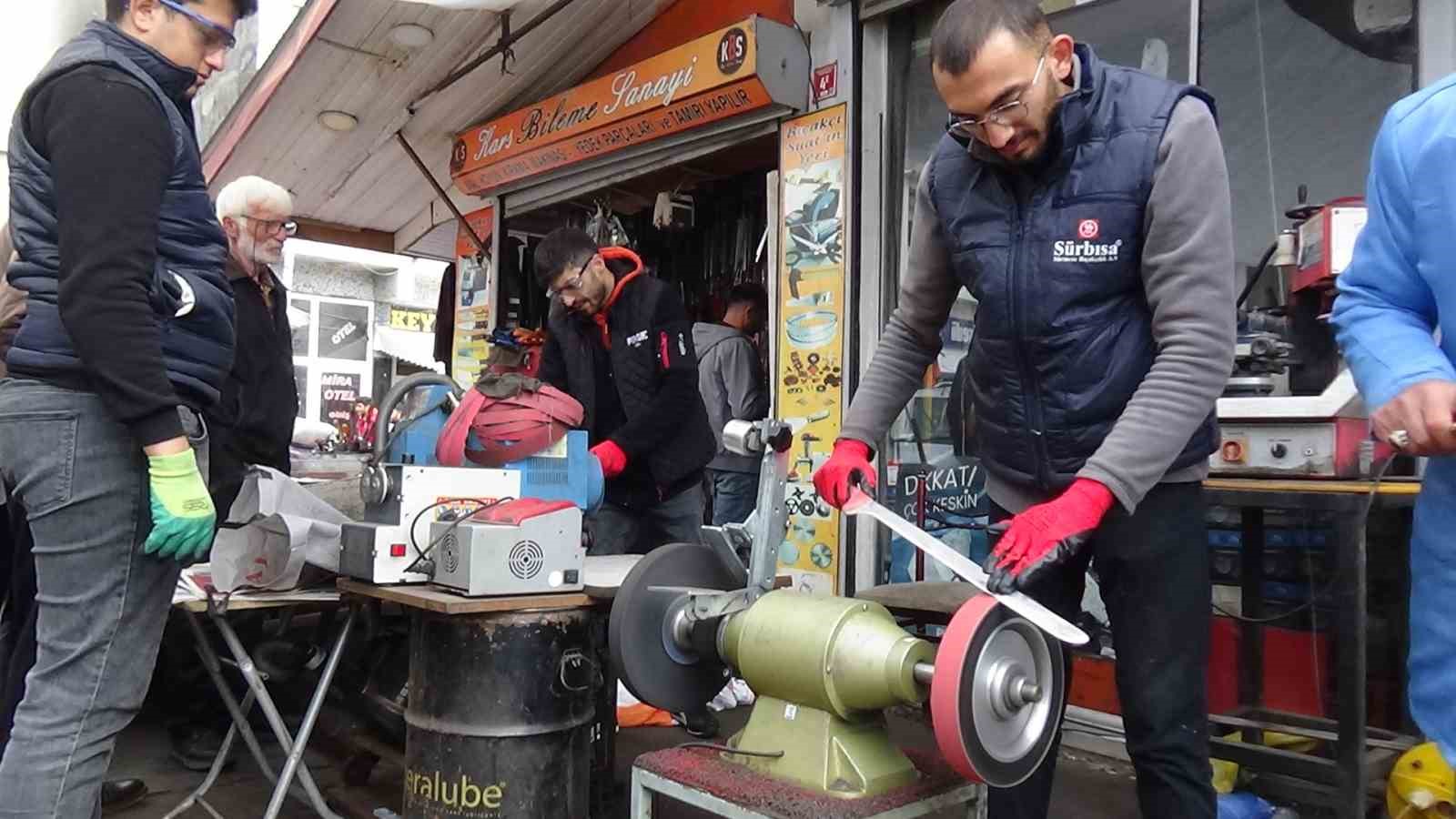 karsta kurban bayrami oncesi bicakcilarda yogun mesai bicaklar kurbanlar icin bileniyor 3 CHVBeMps