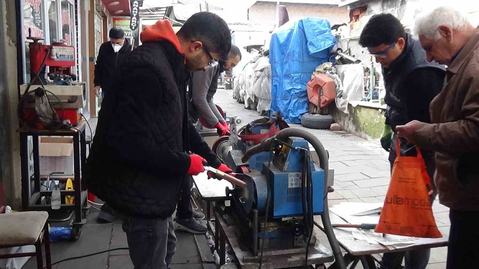 karsta kurban bayrami oncesi bicakcilarda yogun mesai bicaklar kurbanlar icin bileniyor 5 aMbhlnG5