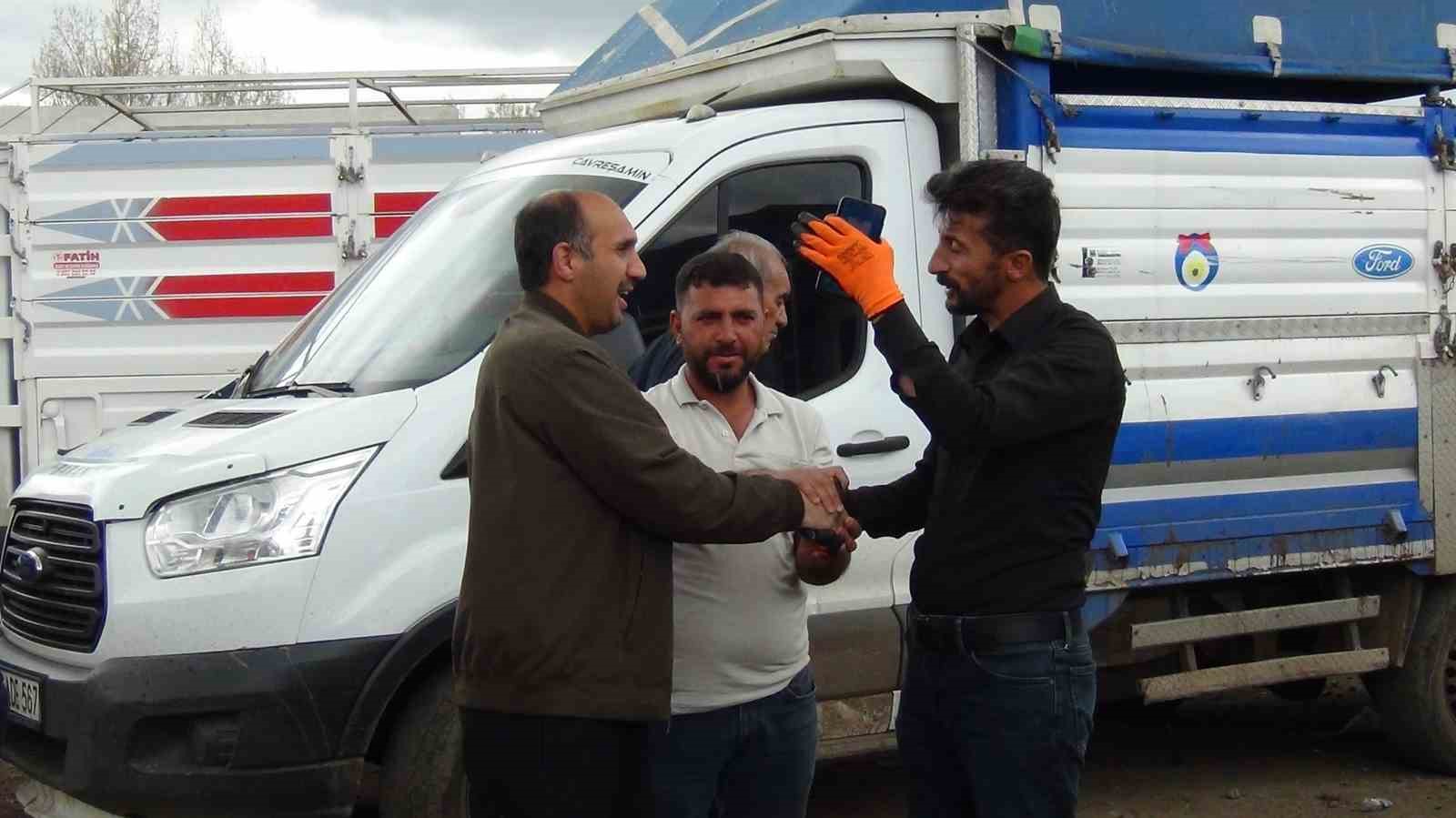 Kars’ta kurban pazarı hareketlendi: 700 kiloluk süslenmiş düve ilgi odağı oldu 9 karsta kurban pazari hareketlendi 700 kiloluk suslenmis duve ilgi odagi oldu 5 GUWeRmNp