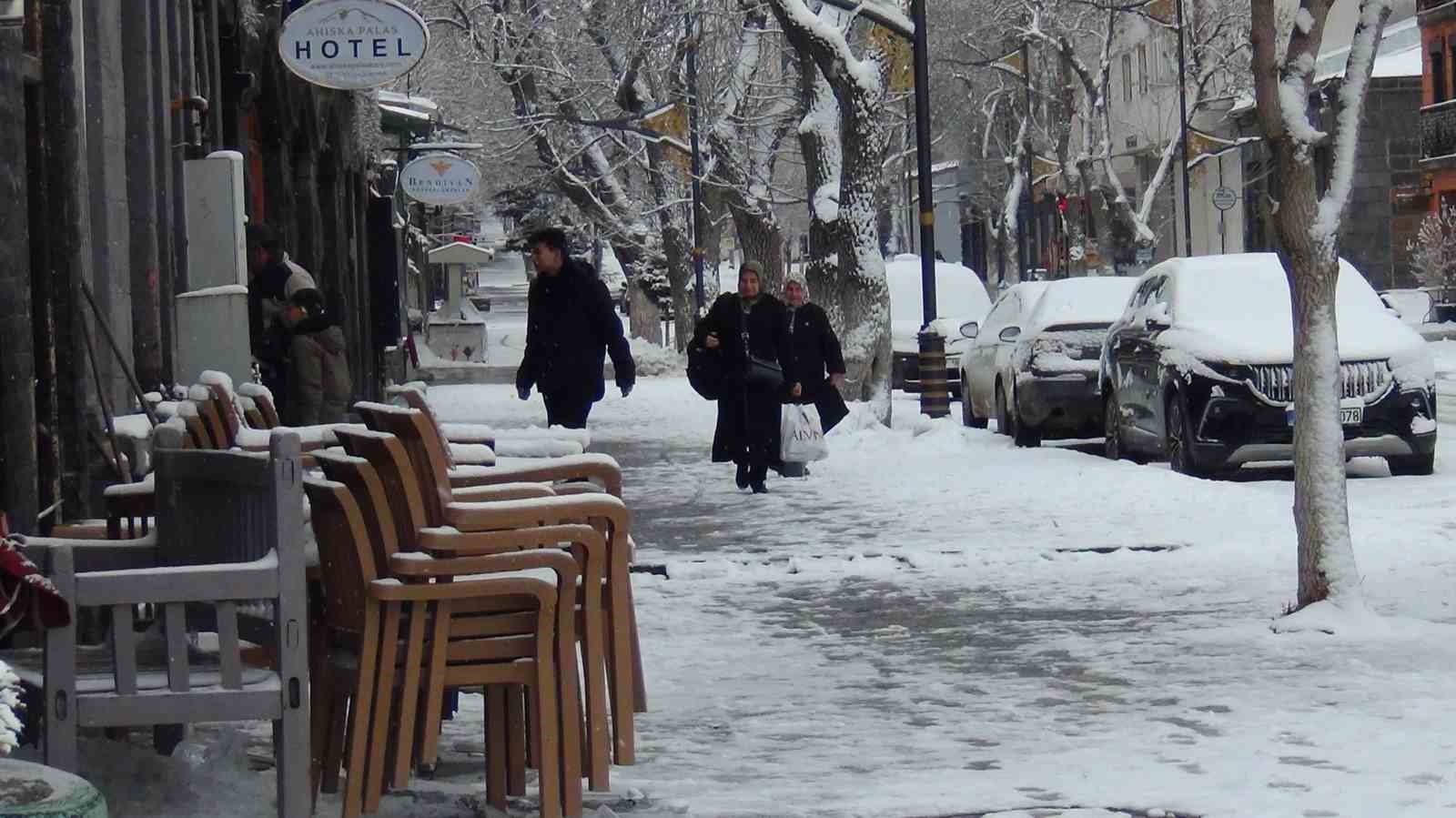 karsta mart ayinda yagan kar kenti yeniden beyaza burudu 12 mYlLi87s