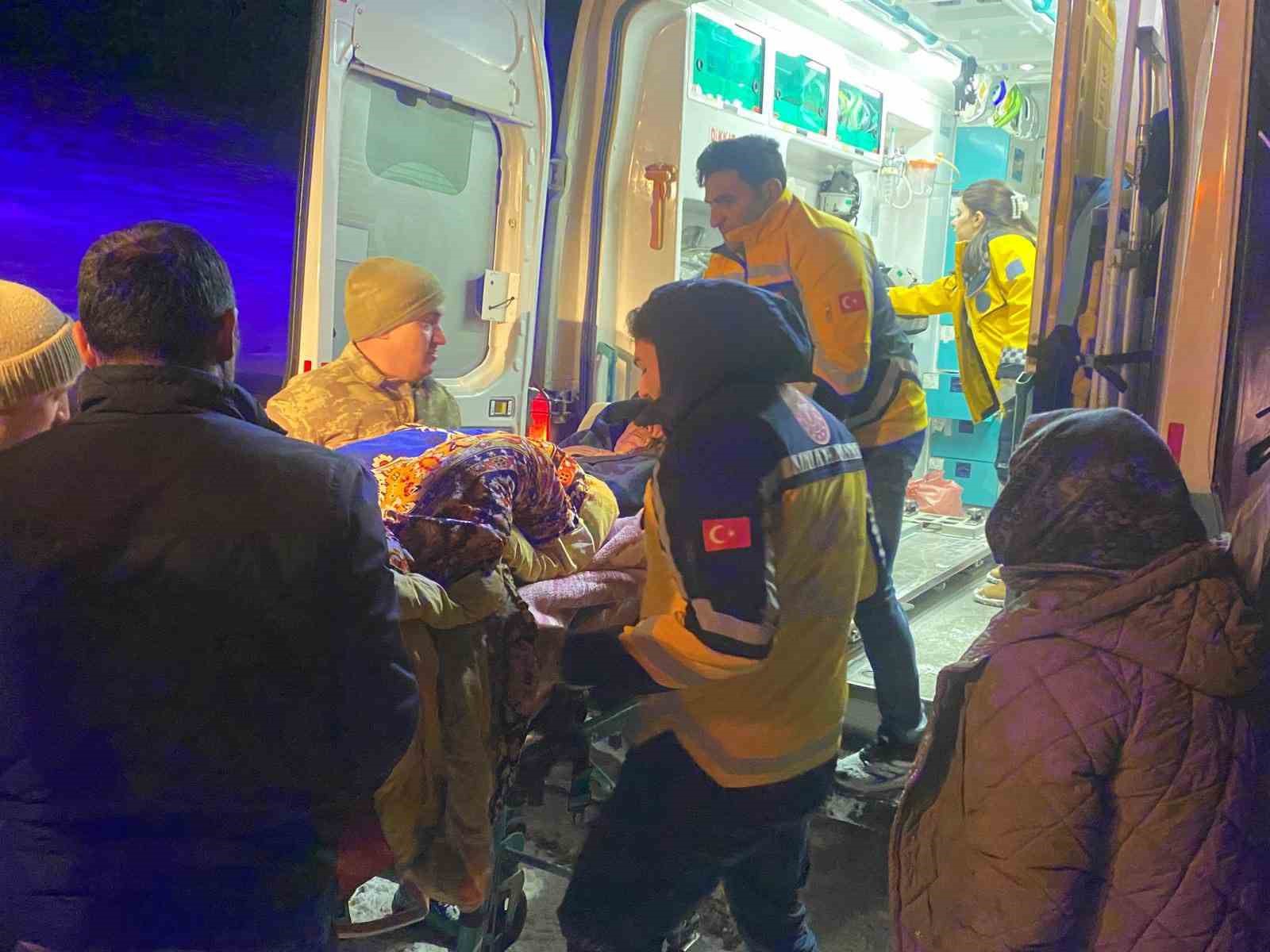 karsta mehmetcik paletli kar araciyla yasli hastaya ulasti 1 saJDfBIT